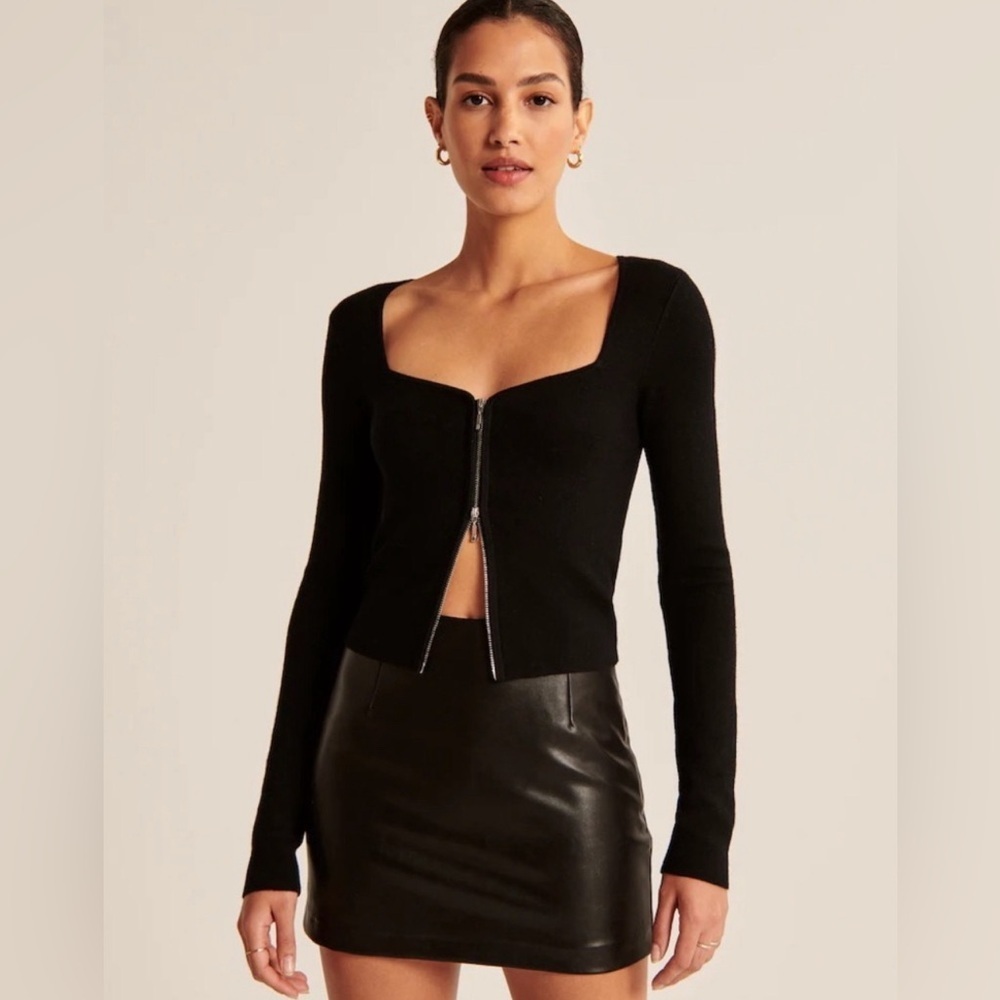 Abercrombie & Fitch Zip-Up Notch-Neck Slim Top, Size L